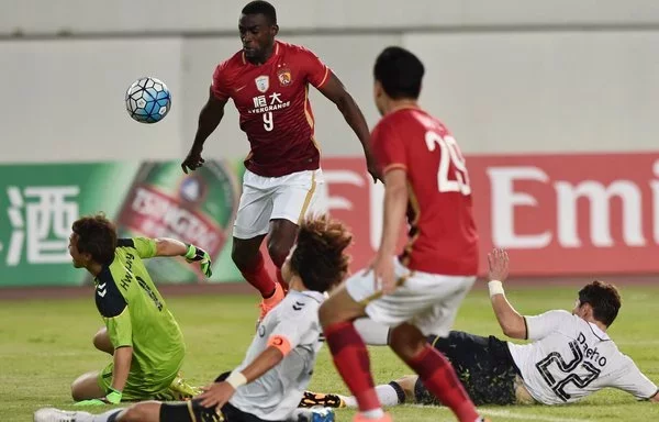 Jackson Martínez (9), del Guangzhou Evergrande, desafía al portero Shin Hwayong, del Pohang Steelers (izq.), durante un partido de fútbol de la fase de grupos de la Liga de Campeones de la AFC (Confederación Asiática de fútbol, por sus siglas en inglés) en Guangzhou, China, en febrero de 2016. [AFP]