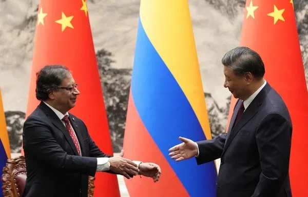 El presidente chino Xi Jinping (derecha) estrecha la mano del presidente colombiano Gustavo Petro durante una ceremonia en Pekín en octubre de 2023. [Ken Ishii/Pool/AFP]