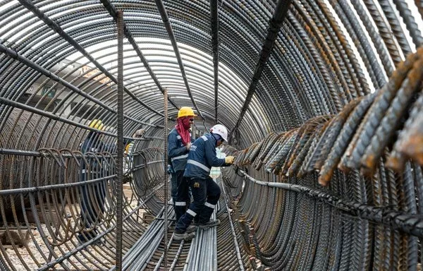 Tres trabajadores durante la instalación de pilotes para la construcción de la primera línea de metro en Bogotá. El proyecto está a cargo de Metro Línea 1, un consorcio de dos empresas chinas. [Metro de Bogotá]