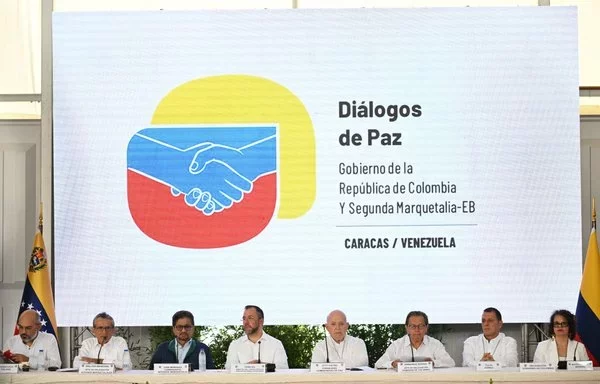 Delegaciones del gobierno colombiano y del grupo disidente Segunda Marquetalia de las FARC en la inauguración de las conversaciones de paz en Caracas, Venezuela, en junio pasado. [Federico Parra/AFP]