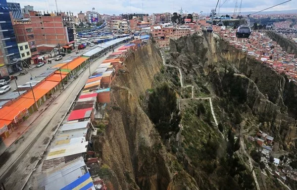 Mercado construido al borde de un acantilado en la zona de La Ceja, en El Alto (Bolivia). [Aizar Raldes/AFP]