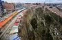 
Mercado construido al borde de un acantilado en la zona de La Ceja, en El Alto (Bolivia). [Aizar Raldes/AFP]        