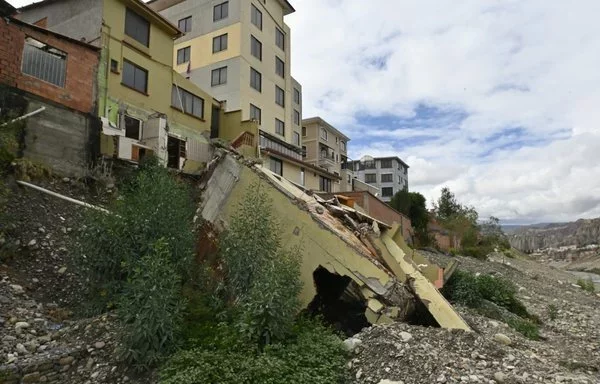 Casas dañadas a orillas del río Irpavi, en La Paz. Situada a más de 3.500 metros sobre el nivel del mar y enclavada entre montañas, La Paz está atravesada por más de 300 ríos y arroyos, lo que hace que su suelo sea inestable y muy susceptible a los derrumbes durante las lluvias torrenciales. [Jorge Bernal/AFP]