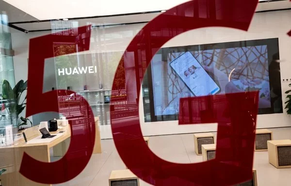 Pegatina "5G" en una tienda en Pekín del gigante chino de las telecomunicaciones Huawei. [Nicolás Asfouri/AFP]