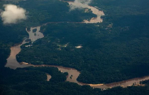 Vista aérea de la región del Esequibo tomada desde Guyana. [Roberto Cisneros/AFP]