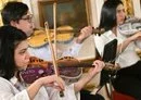 Orquesta paraguaya que convierte basura en música toca en Londres