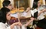 
Integrantes de la Orquesta Paraguaya de Reciclados Cateura ensayan antes de una actuación en Lancaster House, en Londres. [Justin Tallis/AFP]        