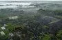 
Vista aérea de un terreno en venta tras ser afectado por incendios forestales en la zona privilegiada de Breves, en la región amazónica del archipiélago de Marajo, Brasil. [Pablo Porciúncula/AFP]        