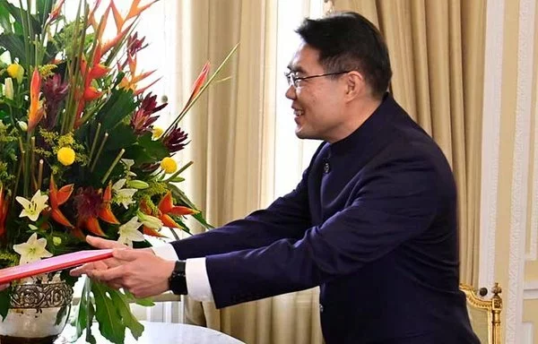 El Embajador de China en Colombia, Zhu Jingyang, presenta sus cartas credenciales al Presidente Gustavo Petro el 4 de octubre de 2023. [Presidencia de Colombia]