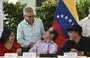 
(De izquierda a derecha) Los delegados del Ejército de Liberación Nacional (ELN) Isabel Torres, Aureliano Carbonell, Nicolás Rodríguez y Bernardo Téllez conversan durante un evento relacionado con las conversaciones de paz con el gobierno colombiano en Caracas en septiembre de 2023. Al fondo se ve una bandera venezolana. [Yuri Cortez/AFP]        