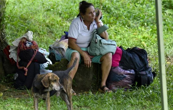 Gladis Angarita, desplazada por los recientes enfrentamientos entre grupos armados, utiliza su teléfono mientras se refugia en Tibú, Norte de Santander, Colombia. [Schneyder Mendoza/AFP]