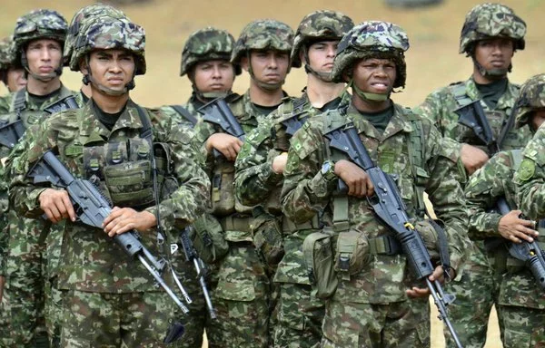 Soldados colombianos se preparan para operaciones contra rebeldes del ELN en el Catatumbo, en el Cantón Militar de San Jorge en Cúcuta, Colombia. [Schneyder Mendoza/AFP]