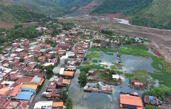 Pozos de agua contaminada abandonados por empresas mineras y cooperativas chinas y bolivianas en el municipio amazónico de Tipuani. [Facebook Somos Tipuaneños]