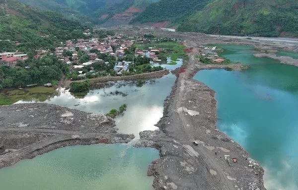 Pozos de agua contaminada abandonados por empresas mineras y cooperativas chinas y bolivianas en el municipio amazónico de Tipuani. [Cortesía de Claudia Pérez]