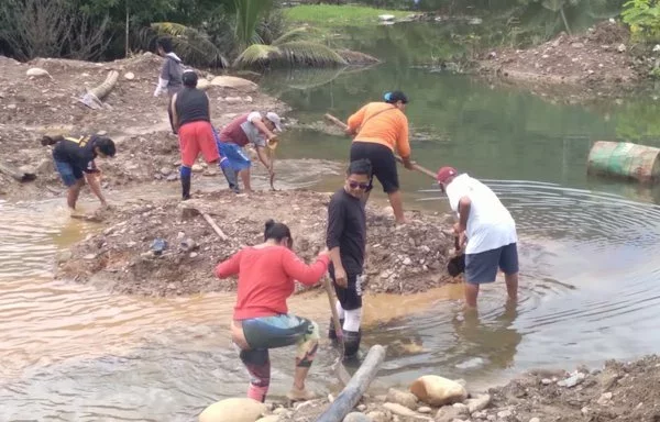 Los residentes de Tipuani continúan luchando por sobrevivir en medio de agua contaminada y casas inundadas. [Cortesía de Claudia Pérez]