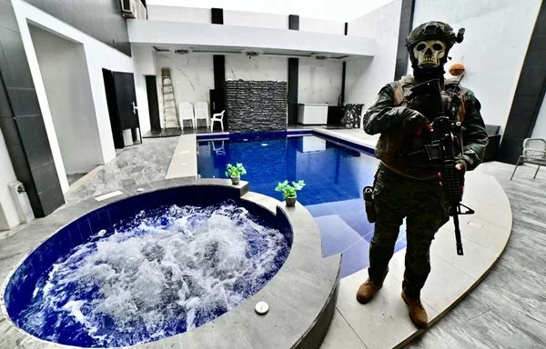 Un soldado ecuatoriano monta guardia en el interior de una lujosa casa durante una operación conjunta del ejército y la policía nacional en Durán, Guayaquil (Ecuador). [Marcos Pin/AFP]