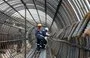 
Tres trabajadores se muestran durante la instalación de pilotes para la construcción de la primera línea del metro de Bogotá. [Metro de Bogotá]        