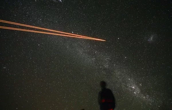 Sorprendente imagen de la potente emisión láser del nuevo sistema láser del Telescopio Unitario 4 del Very Large Telescope de ESO en el Observatorio Paranal, en el cerro Paranal, en el desierto de Atacama, provincia de Antofagasta, Chile. [Rodrigo Arangua/AFP]