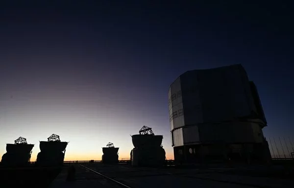 Vista general de la plataforma del Very Large Telescope, con sus cuatro telescopios ópticos y cuatro telescopios auxiliares móviles, en el Observatorio Paranal de ESO, en el cerro Paranal, provincia de Antofagasta, en el desierto de Atacama. [Rodrigo Arangua/AFP]