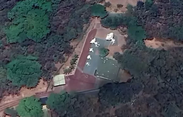 Esta imagen de Google Earth muestra las antenas de la Unidad 502 de la DICIM. Los expertos afirman que se instalaron equipos rusos y el sistema SORM-3 para monitorear las comunicaciones digitales y telefónicas. [Google Earth]