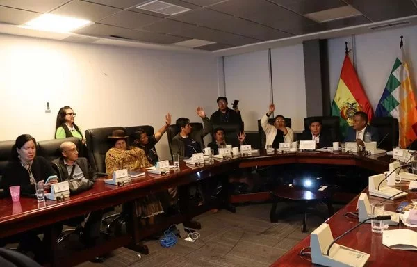 La Comisión de Economía Plural del Congreso de Bolivia se reunió el 6 de febrero para aprobar el contrato de extracción de litio entre Bolivia y el consorcio chino CBC. La sesión, realizada de manera sorpresiva y a puertas cerradas, enfrentó denuncias de sobornos y presiones gubernamentales para conseguir votos favorables. [Cámara de Diputados]