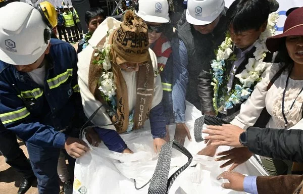 El presidente boliviano, Luis Arce, inspecciona la muestra inaugural de carbonato de litio en la ceremonia de inauguración de la primera planta industrial estatal de carbonato de litio de Bolivia en Colcha "K", al sur del Salar de Uyuni, departamento de Potosí, en diciembre de 2023. [Jorge Bernal/AFP]