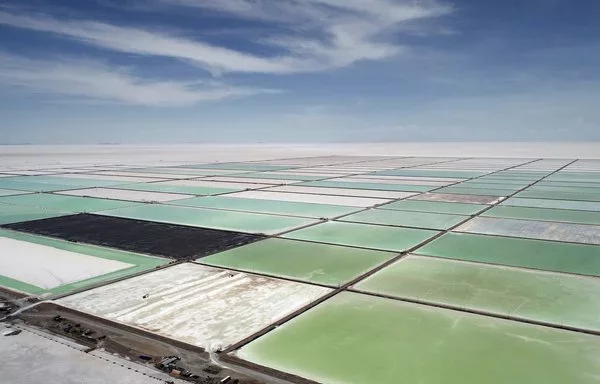 Vista aérea del Salar de Uyuni en el departamento de Potosí, Bolivia. [Jorge Bernal/AFP]