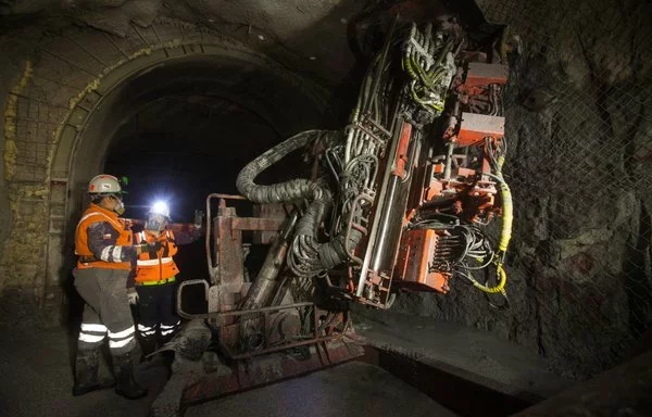 Trabajadores de la mina de cobre Codelco Chuquicamata en Calama, provincia de Antofagasta, Chile. [Glenn Arcos/AFP]