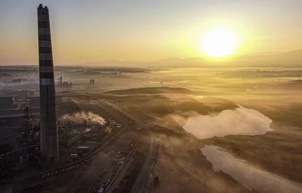 Vista aérea de la fundición de cobre de Codelco en Puchuncaví, provincia de Valparaíso, Chile. [Javier Araós/AFP]