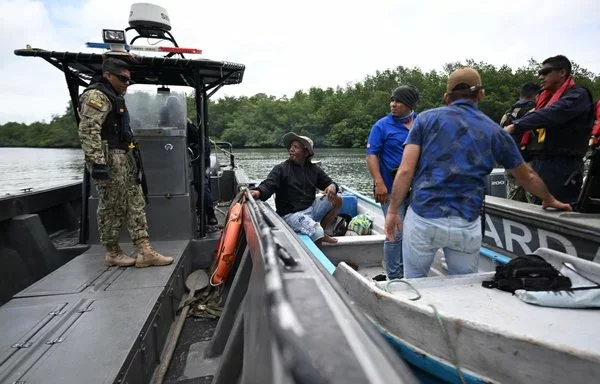 During a patrol in the Jambelí Archipelago, El Oro province, Ecuadorian armed forces inspect a boat. [Marvin Recinos/AFP]