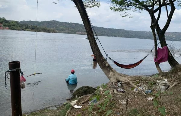 The largest freshwater body in El Salvador is located in the central region and is commonly used by Salvadorans for recreation. [Gaby Chávez]