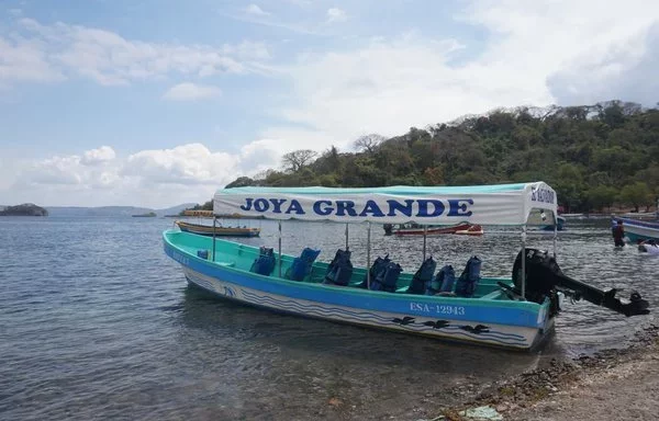 The country's largest freshwater body is located in the central region and is currently used by Salvadorans for recreational and commercial activities. [Gaby Chávez]