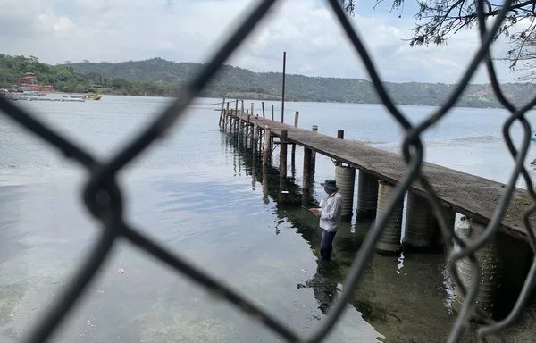 The communities surrounding the lake are aware of its contamination, yet local fishermen can still be seen catching tigrillos, a small native fish. [Gaby Chávez]