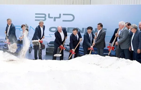 Officials from the Brazilian state of Bahia join executives from Chinese automaker BYD at the groundbreaking ceremony for the company's new factory in Camaçari, situated in the metropolitan region of Salvador, in October 2023. [Brazilian Ministry of Labor]