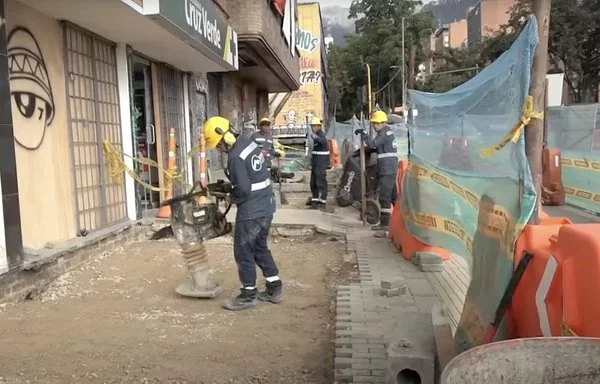 
Workers during construction in the pedestrian areas of the Calle 72 interchange, a key component of Bogota's coming subway line. Local businesses have suffered the severe impact of repeated delays by the Chinese consortium building the subway. [Video Canal Capital]        